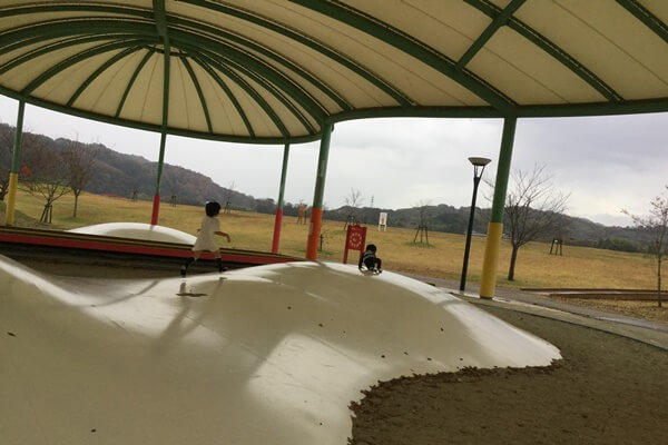 五条中央公園 大小2つのトランポリン