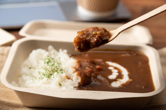 テイクアウト容器の中にカレーが入っている写真